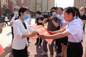 william威廉中文官网集团首批8位人才代表领到安居房钥匙